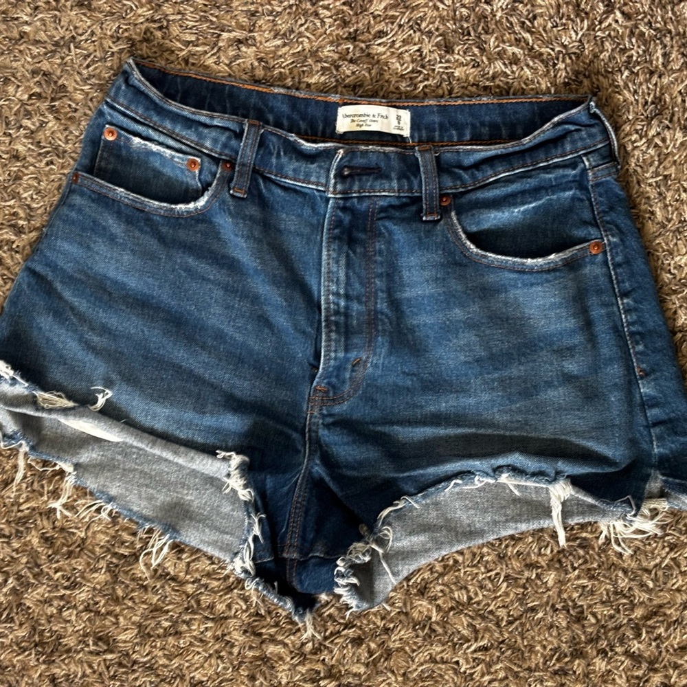 Abercrombie - Curve Love 90s High Rise Cutoff Shorts